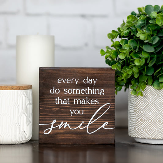 every day do something that makes you smile ~ block sign